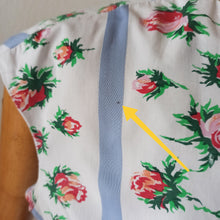 Carica l'immagine nel visualizzatore di Gallery, 1950s - Adorable Pockets Roseprint Cotton Dress - W27 (68cm)