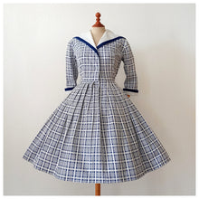 Charger l'image dans la galerie, 1950s - Gorgeous Sailor Collar Textured Cotton Dress - W26 (66cm)