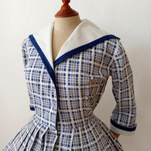 Charger l'image dans la galerie, 1950s - Gorgeous Sailor Collar Textured Cotton Dress - W26 (66cm)
