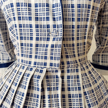 Charger l'image dans la galerie, 1950s - Gorgeous Sailor Collar Textured Cotton Dress - W26 (66cm)