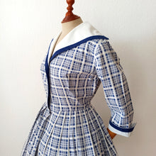 Charger l'image dans la galerie, 1950s - Gorgeous Sailor Collar Textured Cotton Dress - W26 (66cm)