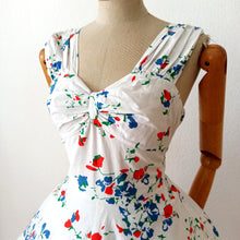 Laden Sie das Bild in den Galerie-Viewer, VTG Does 1950s - ETAM, Germany - Stunning Cotton Dress - W28 (72cm)
