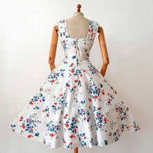Laden Sie das Bild in den Galerie-Viewer, VTG Does 1950s - ETAM, Germany - Stunning Cotton Dress - W28 (72cm)
