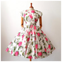 Charger l'image dans la galerie, 1950s - TREVIRA, Germany - Stunning Chrysanthemum Dress - W26 (66cm)