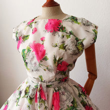 Charger l'image dans la galerie, 1950s - TREVIRA, Germany - Stunning Chrysanthemum Dress - W26 (66cm)