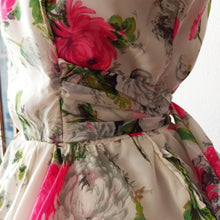 Charger l'image dans la galerie, 1950s - TREVIRA, Germany - Stunning Chrysanthemum Dress - W26 (66cm)