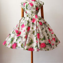 Charger l'image dans la galerie, 1950s - TREVIRA, Germany - Stunning Chrysanthemum Dress - W26 (66cm)