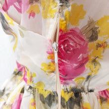 Cargar imagen en el visor de la galería, 1950s - Adorable Roseprint Lightweight Satin Dress - W27.5 (70cm)