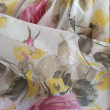 Cargar imagen en el visor de la galería, 1950s - Adorable Roseprint Lightweight Satin Dress - W27.5 (70cm)