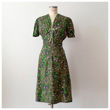 Cargar imagen en el visor de la galería, 1940s - Stunning Abstract Floral Green Cotton Dress - W33 (84cm)