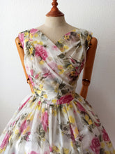 Cargar imagen en el visor de la galería, 1950s - Adorable Roseprint Lightweight Satin Dress - W27.5 (70cm)
