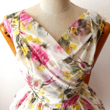 Cargar imagen en el visor de la galería, 1950s - Adorable Roseprint Lightweight Satin Dress - W27.5 (70cm)
