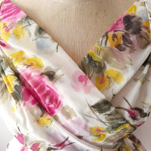 Cargar imagen en el visor de la galería, 1950s - Adorable Roseprint Lightweight Satin Dress - W27.5 (70cm)
