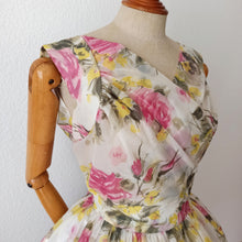 Cargar imagen en el visor de la galería, 1950s - Adorable Roseprint Lightweight Satin Dress - W27.5 (70cm)