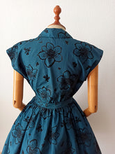 Charger l'image dans la galerie, 1950s - Exquisite Teal Blue Satin & Velvet Dress - W30 (76cm)