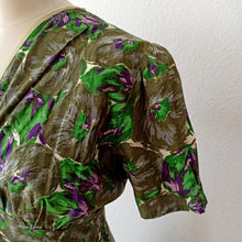Cargar imagen en el visor de la galería, 1940s - Stunning Abstract Floral Green Cotton Dress - W33 (84cm)
