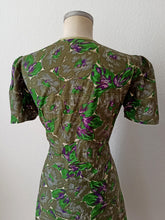 Load image into Gallery viewer, 1940s - Stunning Abstract Floral Green Cotton Dress - W33 (84cm)
