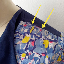 Charger l'image dans la galerie, 1940s - Gorgeous Abstract Cold Rayon Crepe Belted Blouse - W28 (72cm)