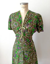 Cargar imagen en el visor de la galería, 1940s - Stunning Abstract Floral Green Cotton Dress - W33 (84cm)