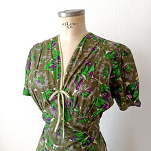 Cargar imagen en el visor de la galería, 1940s - Stunning Abstract Floral Green Cotton Dress - W33 (84cm)