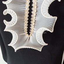 Laden Sie das Bild in den Galerie-Viewer, 1960s - Stunning Black Crepe Mod Dress - W33 (84cm)