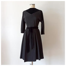 Cargar imagen en el visor de la galería, 1940s 1950s - HETTLAGE, Hannover - Elegan Black Taffeta & Vevet  Dress  - W27 (68cm)