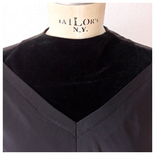 Cargar imagen en el visor de la galería, 1940s 1950s - HETTLAGE, Hannover - Elegan Black Taffeta & Vevet  Dress  - W27 (68cm)
