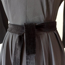 Cargar imagen en el visor de la galería, 1940s 1950s - HETTLAGE, Hannover - Elegan Black Taffeta & Vevet  Dress  - W27 (68cm)