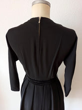 Cargar imagen en el visor de la galería, 1940s 1950s - HETTLAGE, Hannover - Elegan Black Taffeta & Vevet  Dress  - W27 (68cm)