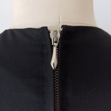 Cargar imagen en el visor de la galería, 1940s 1950s - HETTLAGE, Hannover - Elegan Black Taffeta & Vevet  Dress  - W27 (68cm)