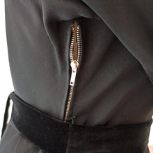 Cargar imagen en el visor de la galería, 1940s 1950s - HETTLAGE, Hannover - Elegan Black Taffeta & Vevet  Dress  - W27 (68cm)