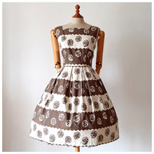 Cargar imagen en el visor de la galería, 1950s - Gorgeous French Cotton Dress - W27 (68cm)