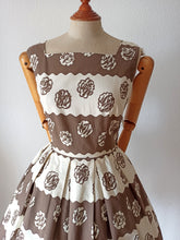 Cargar imagen en el visor de la galería, 1950s - Gorgeous French Cotton Dress - W27 (68cm)
