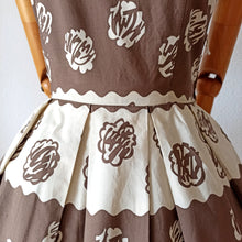 Cargar imagen en el visor de la galería, 1950s - Gorgeous French Cotton Dress - W27 (68cm)
