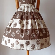 Cargar imagen en el visor de la galería, 1950s - Gorgeous French Cotton Dress - W27 (68cm)