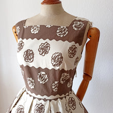 Cargar imagen en el visor de la galería, 1950s - Gorgeous French Cotton Dress - W27 (68cm)