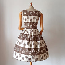 Cargar imagen en el visor de la galería, 1950s - Gorgeous French Cotton Dress - W27 (68cm)