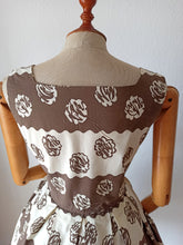 Cargar imagen en el visor de la galería, 1950s - Gorgeous French Cotton Dress - W27 (68cm)
