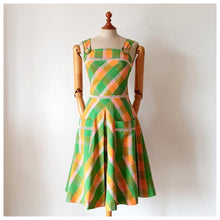 Laden Sie das Bild in den Galerie-Viewer, 1970s - Adorable Plaid Cotton Pockets Dress - W26 (66cm)