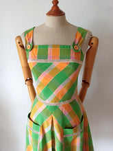 Laden Sie das Bild in den Galerie-Viewer, 1970s - Adorable Plaid Cotton Pockets Dress - W26 (66cm)