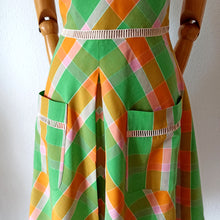 Laden Sie das Bild in den Galerie-Viewer, 1970s - Adorable Plaid Cotton Pockets Dress - W26 (66cm)