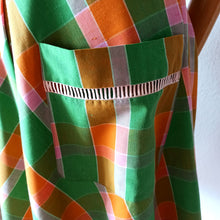 Laden Sie das Bild in den Galerie-Viewer, 1970s - Adorable Plaid Cotton Pockets Dress - W26 (66cm)