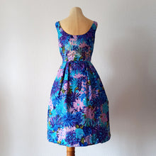 Charger l'image dans la galerie, 1950s 1960s - BOUTIQUE-SORA FASHIONS, France - Rayon Silk Dress - W26 (66cm)