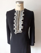 Laden Sie das Bild in den Galerie-Viewer, 1960s - Stunning Black Crepe Mod Dress - W33 (84cm)