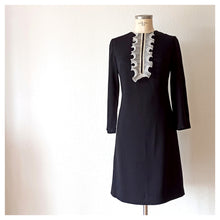 Laden Sie das Bild in den Galerie-Viewer, 1960s - Stunning Black Crepe Mod Dress - W33 (84cm)