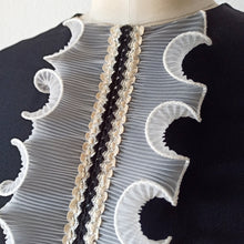 Laden Sie das Bild in den Galerie-Viewer, 1960s - Stunning Black Crepe Mod Dress - W33 (84cm)