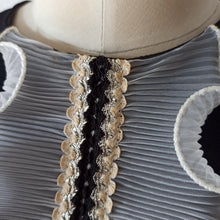 Laden Sie das Bild in den Galerie-Viewer, 1960s - Stunning Black Crepe Mod Dress - W33 (84cm)