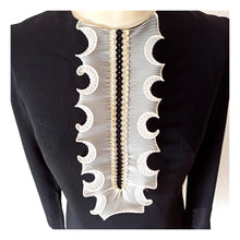 Laden Sie das Bild in den Galerie-Viewer, 1960s - Stunning Black Crepe Mod Dress - W33 (84cm)