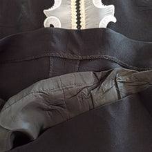 Laden Sie das Bild in den Galerie-Viewer, 1960s - Stunning Black Crepe Mod Dress - W33 (84cm)