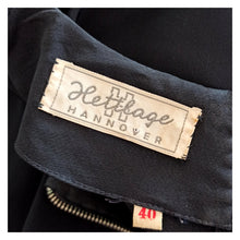 Cargar imagen en el visor de la galería, 1940s 1950s - HETTLAGE, Hannover - Elegan Black Taffeta & Vevet  Dress  - W27 (68cm)